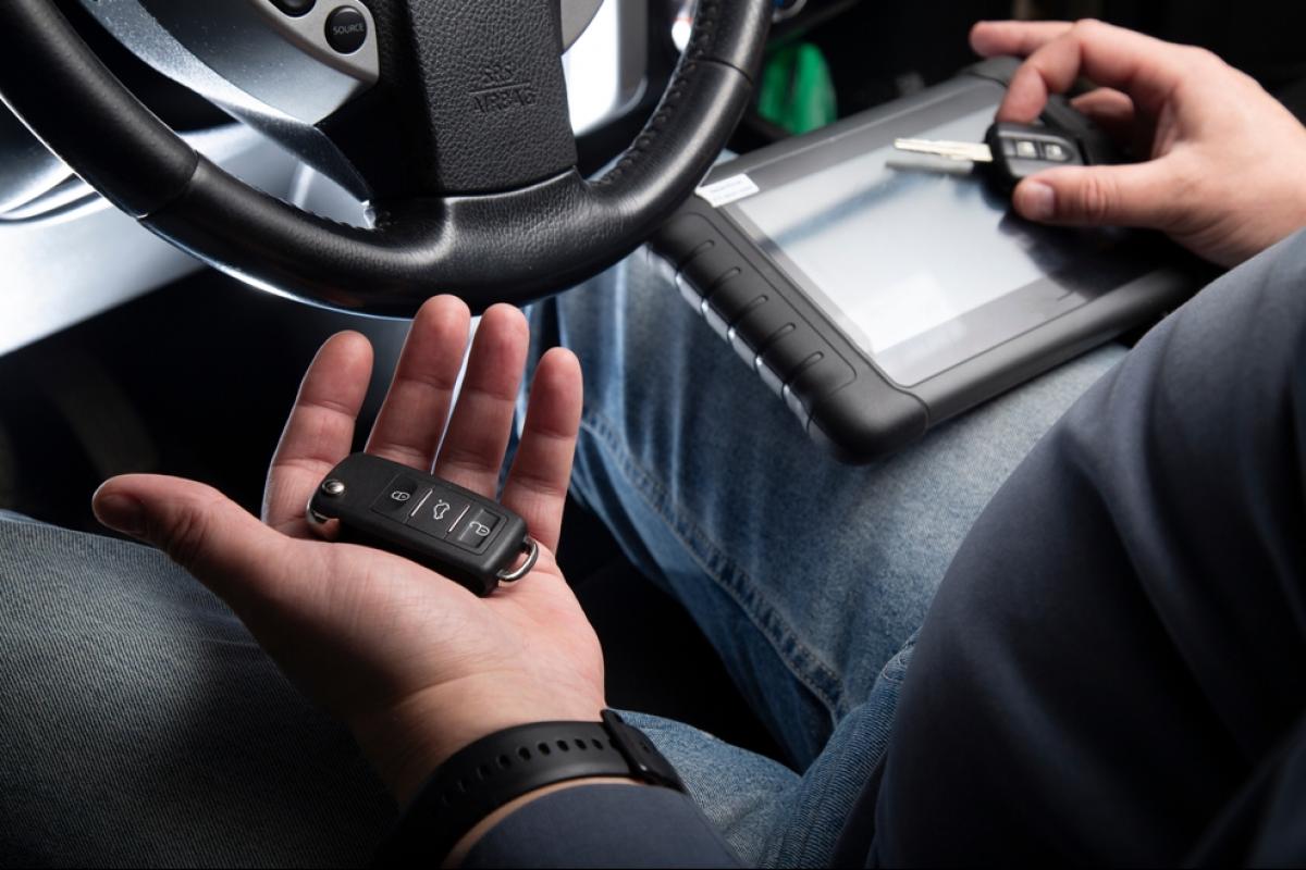 programacion-llaves-coche un técnico realiza un duplicado de llave